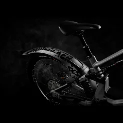 Mudrocker Rear, Bakskjerm